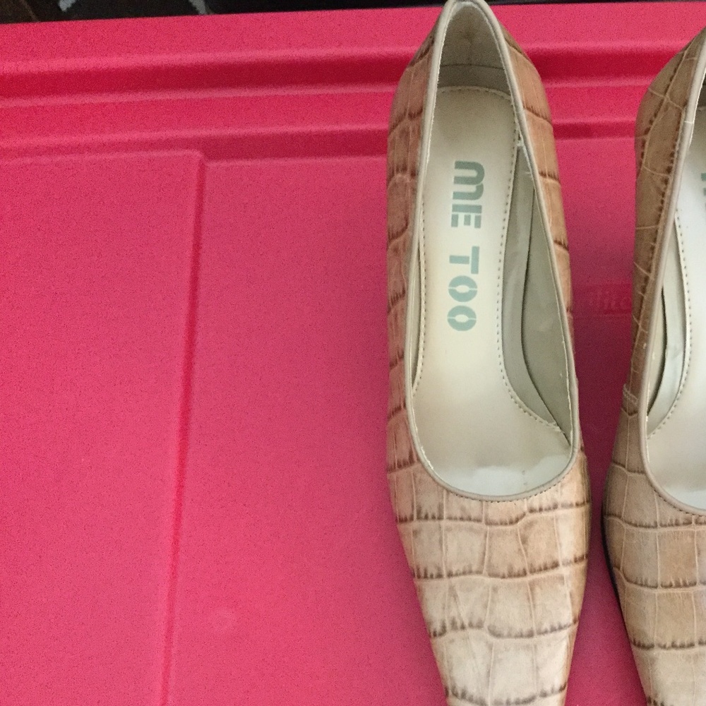 Croc-embossed Pumps